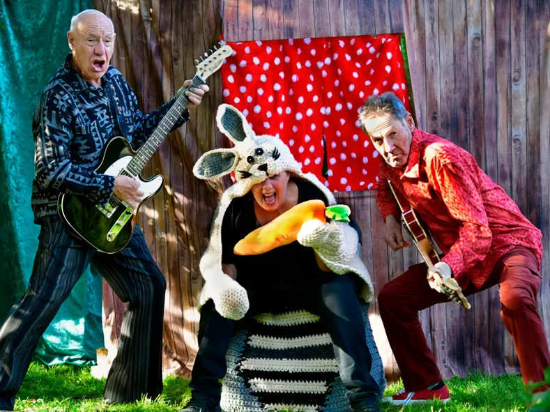 Die Band von Schöne Bescherung mit Gitarren und dem Hasen