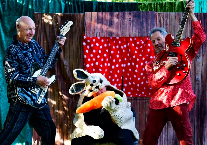 Die Band von Schöne Bescherung mit Gitarren und dem Hasen