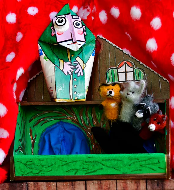 Der Oberförster als Puppe vor seinem Haus