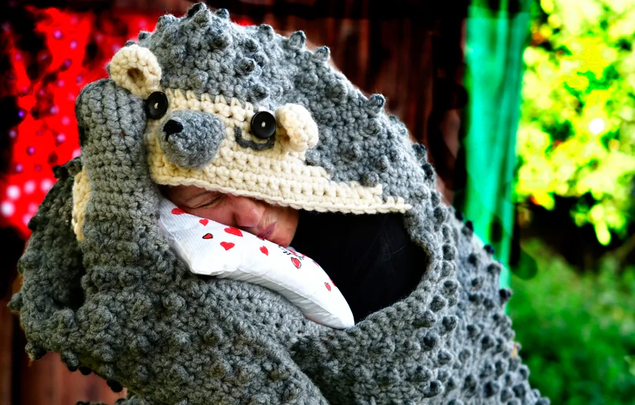 Der Igel im gehäkelten Kostüm