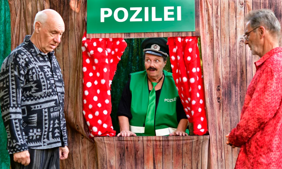 Die zwei Freunde fragen bei der Pozilei nach dem Weihnachtsmann