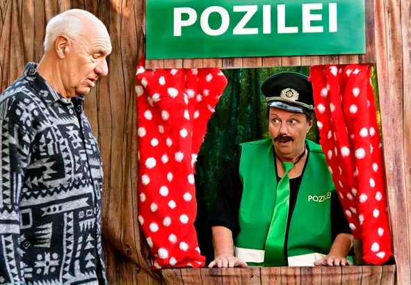 Die zwei Freunde fragen bei der Pozilei nach dem Weihnachtsmann