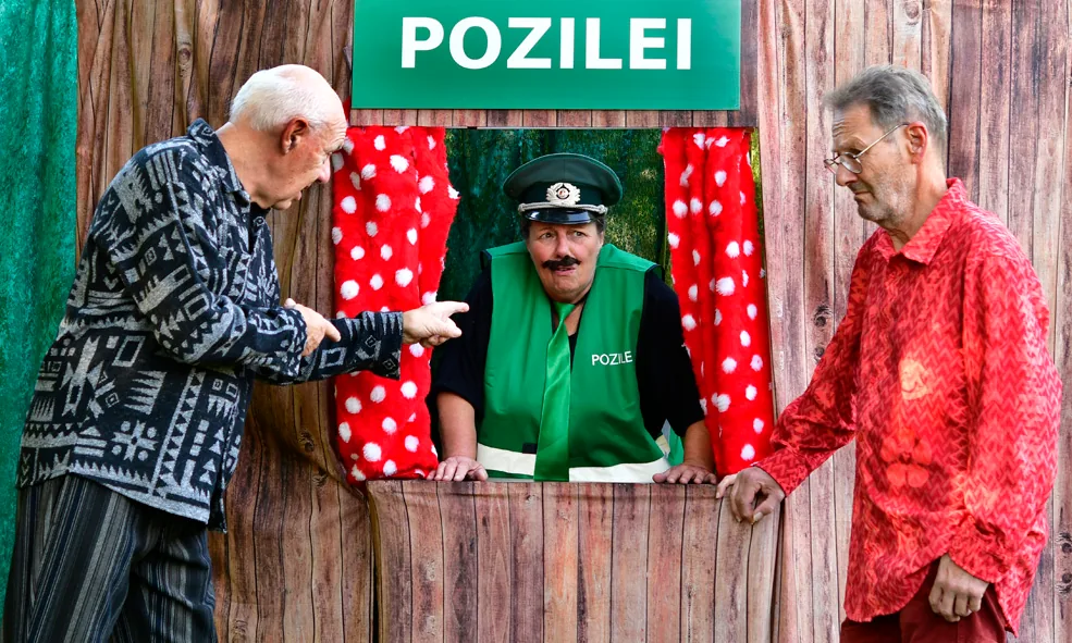Die zwei Freunde fragen bei der Pozilei nach dem Weihnachtsmann