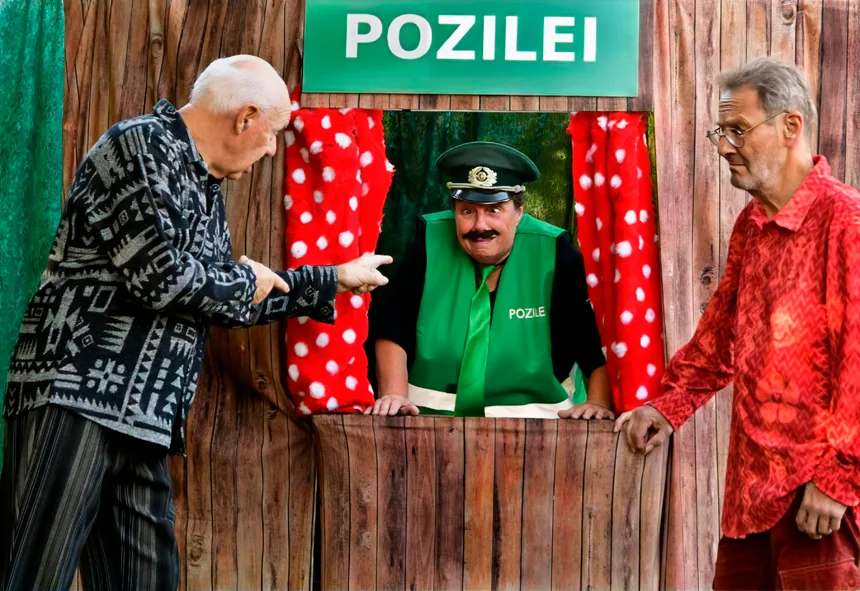 Die zwei Freunde fragen bei der Pozilei nach dem Weihnachtsmann