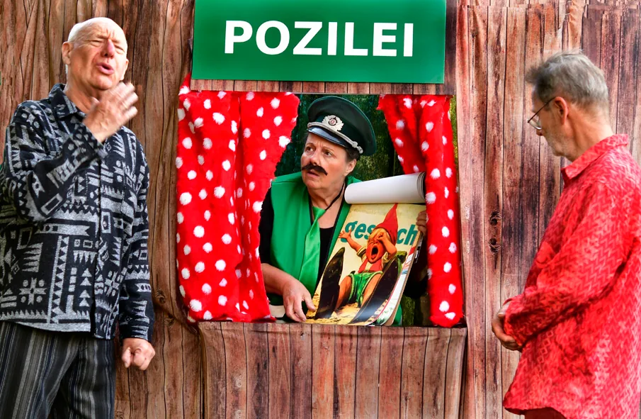 Der Polizist zeigt den zwei Freunden ein Bild